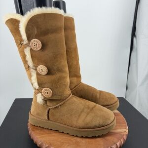 UGG Women's Bailey Button Triplet II boots in the chestnut color sz 9